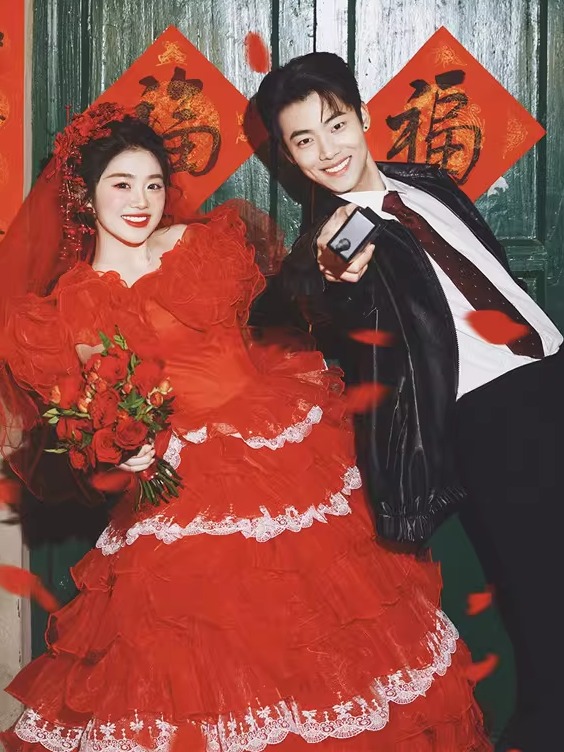 Street Fashion Photographers - Robe de mariée rouge vintage style
