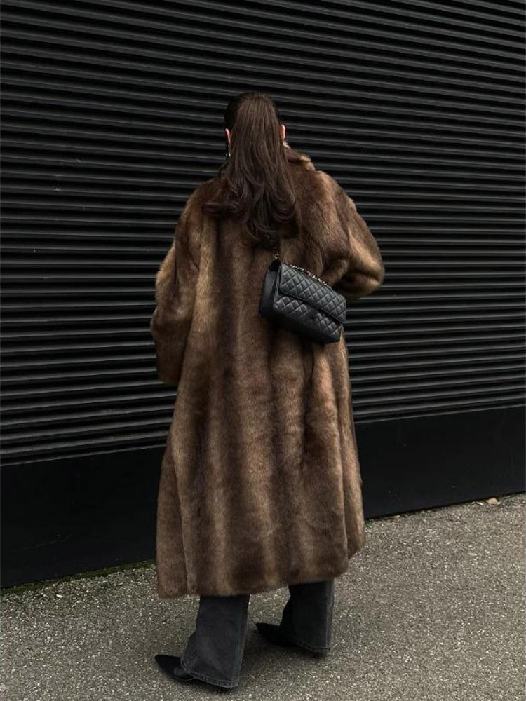 Manteau Long en Fausse Fourrur - Street Fashion Winter 2025 avis et prix